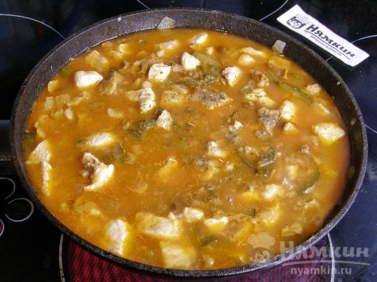 Гуляш из свинины с грибами и солёными огурцами на сковороде - фото шаг 10