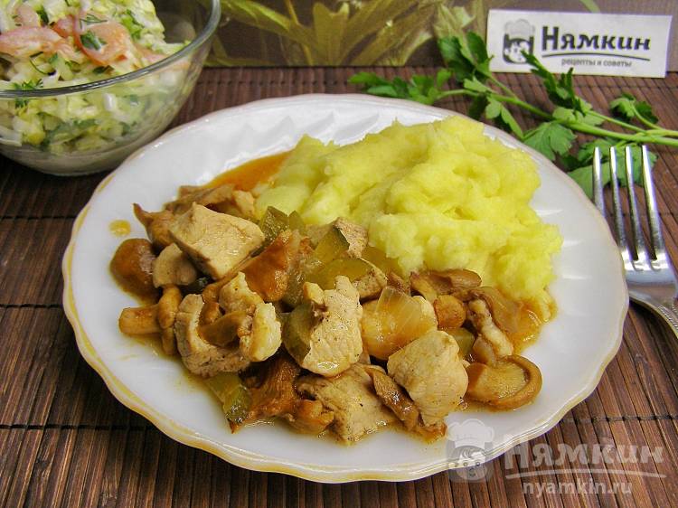 Гуляш из свинины с грибами и солёными огурцами на сковороде - фото шаг 11