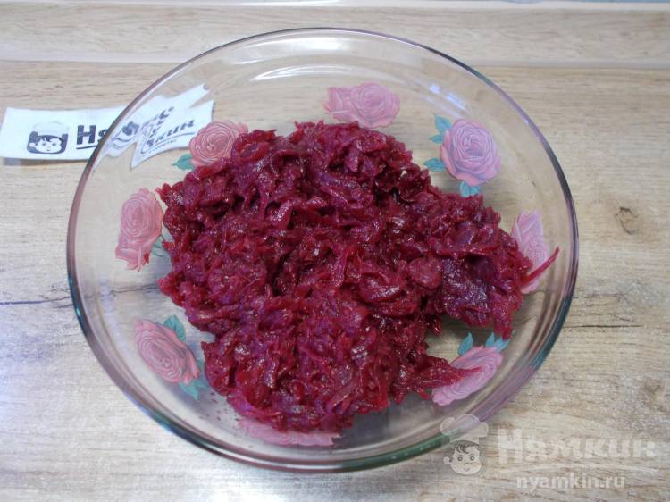 Салат из вареной свеклы, жареного лука, маринованных огурцов и яиц - фото шаг 1