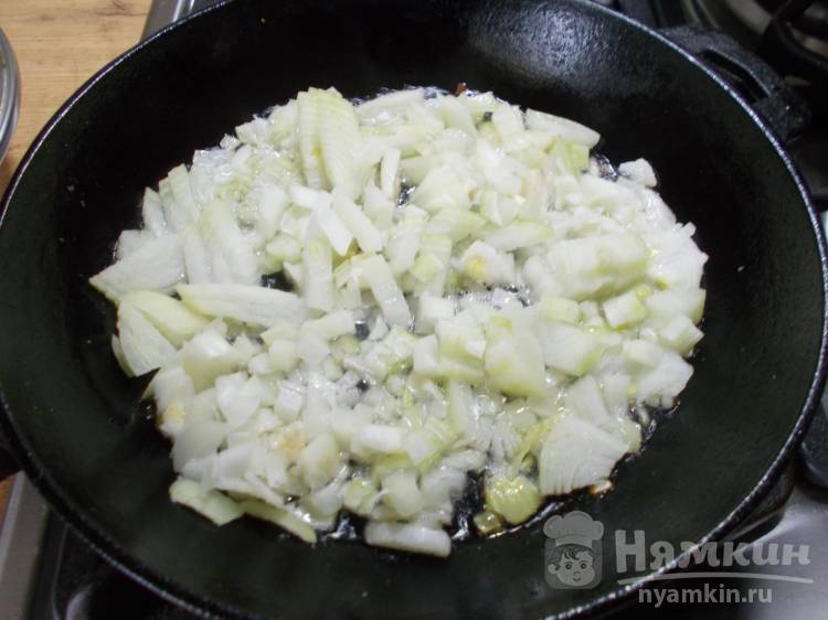 Салат из вареной свеклы, жареного лука, маринованных огурцов и яиц - фото шаг 2