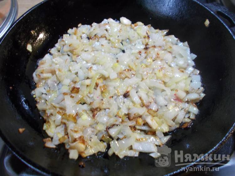 Салат из вареной свеклы, жареного лука, маринованных огурцов и яиц - фото шаг 3