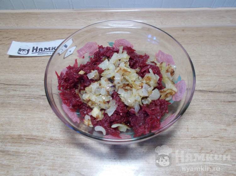 Салат из вареной свеклы, жареного лука, маринованных огурцов и яиц - фото шаг 4