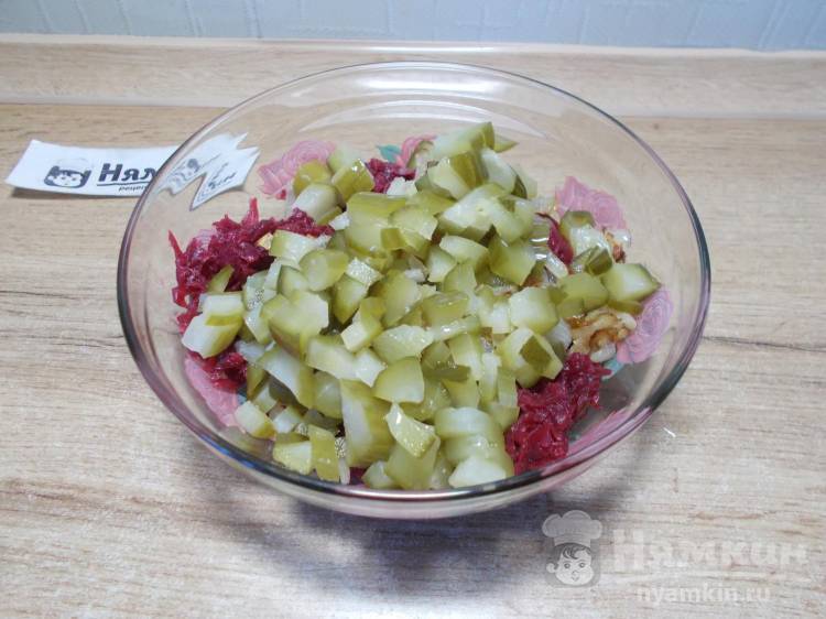 Салат из вареной свеклы, жареного лука, маринованных огурцов и яиц - фото шаг 5