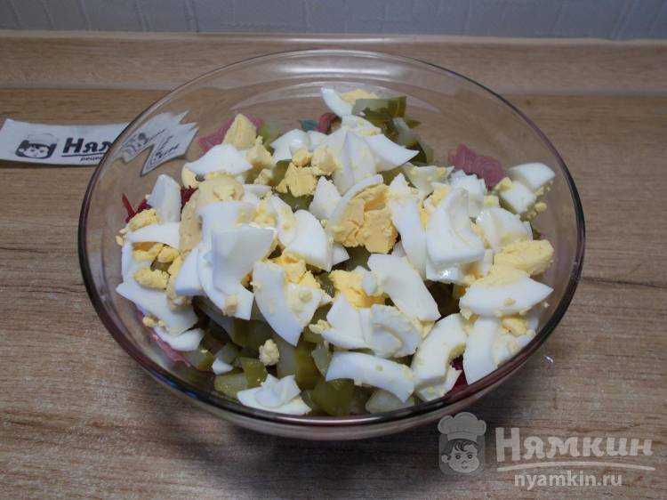 Салат из вареной свеклы, жареного лука, маринованных огурцов и яиц - фото шаг 6