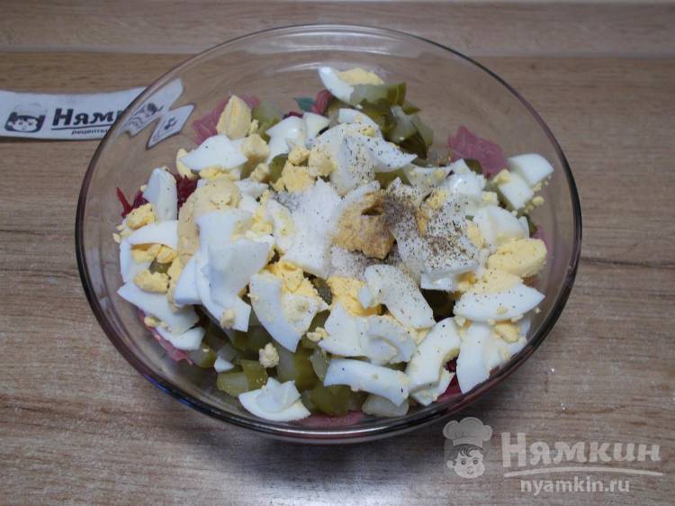 Салат из вареной свеклы, жареного лука, маринованных огурцов и яиц - фото шаг 7