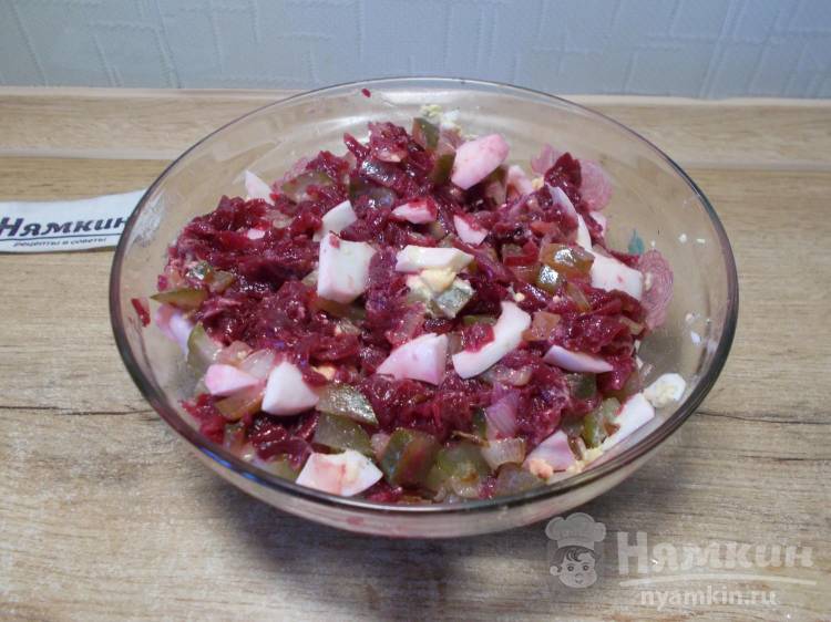Салат из вареной свеклы, жареного лука, маринованных огурцов и яиц - фото шаг 8