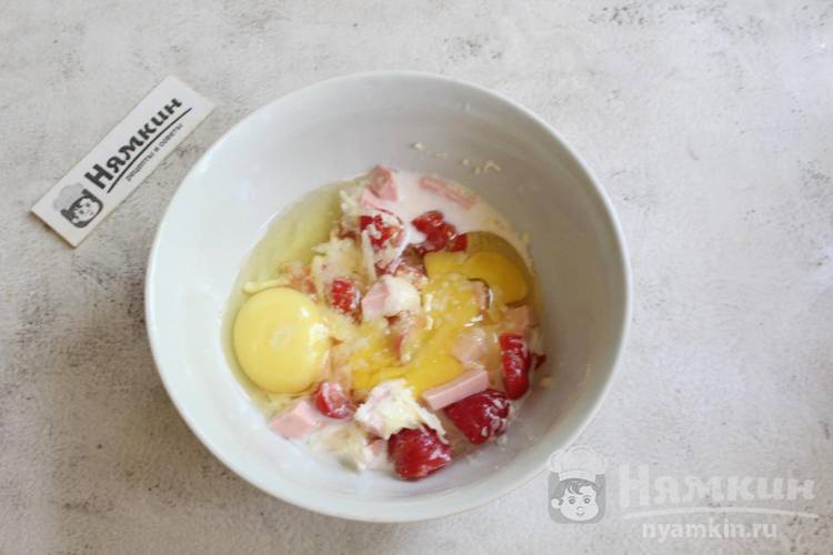 Омлет с молоком, ветчиной и помидорами в пакете - фото шаг 6