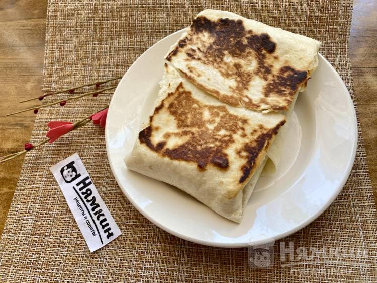 Фаршированная лепешка с вареной курицей, сыром и овощами на сковороде - фото шаг 11