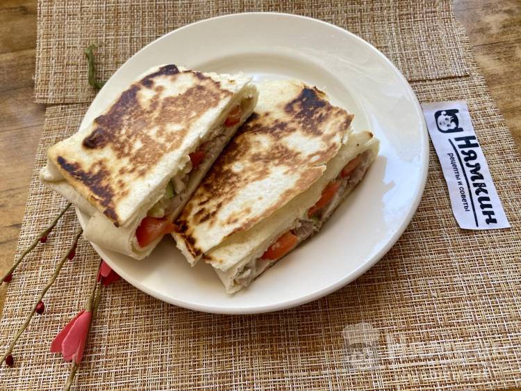 Фаршированная лепешка с вареной курицей, сыром и овощами на сковороде - фото шаг 12