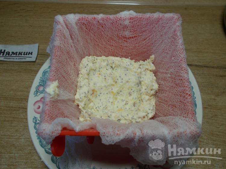 Творожная пасха в пасочнице без куриных яиц с курагой и маком - фото шаг 9