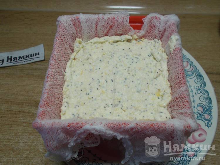 Творожная пасха в пасочнице без куриных яиц с курагой и маком - фото шаг 10