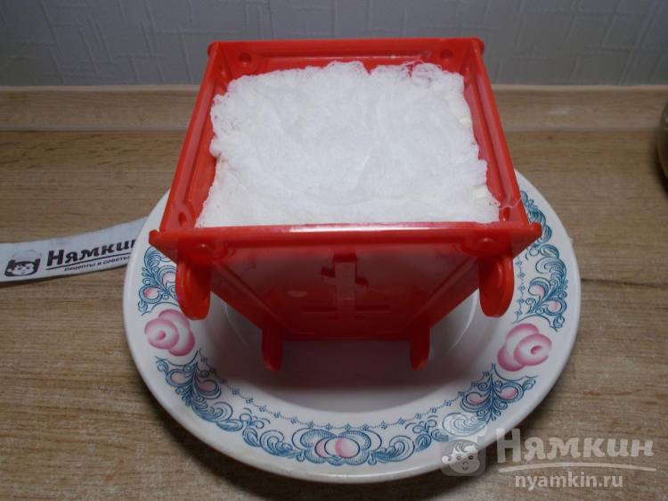 Творожная пасха в пасочнице без куриных яиц с курагой и маком - фото шаг 11