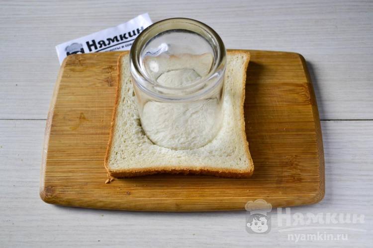 Хрустящий тост с яйцом, сыром и зеленым луком на сковороде - фото шаг 1