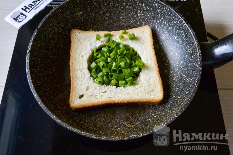 Хрустящий тост с яйцом, сыром и зеленым луком на сковороде - фото шаг 3