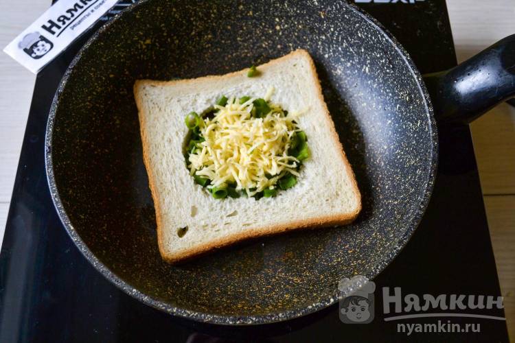 Хрустящий тост с яйцом, сыром и зеленым луком на сковороде - фото шаг 4