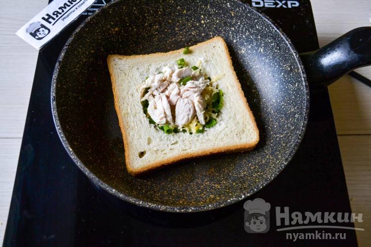Хрустящий тост с яйцом, сыром и зеленым луком на сковороде - фото шаг 5