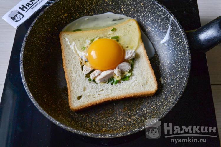 Хрустящий тост с яйцом, сыром и зеленым луком на сковороде - фото шаг 6