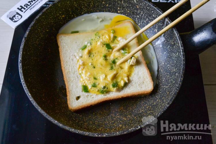 Хрустящий тост с яйцом, сыром и зеленым луком на сковороде - фото шаг 7