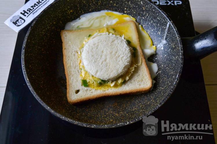 Хрустящий тост с яйцом, сыром и зеленым луком на сковороде - фото шаг 8