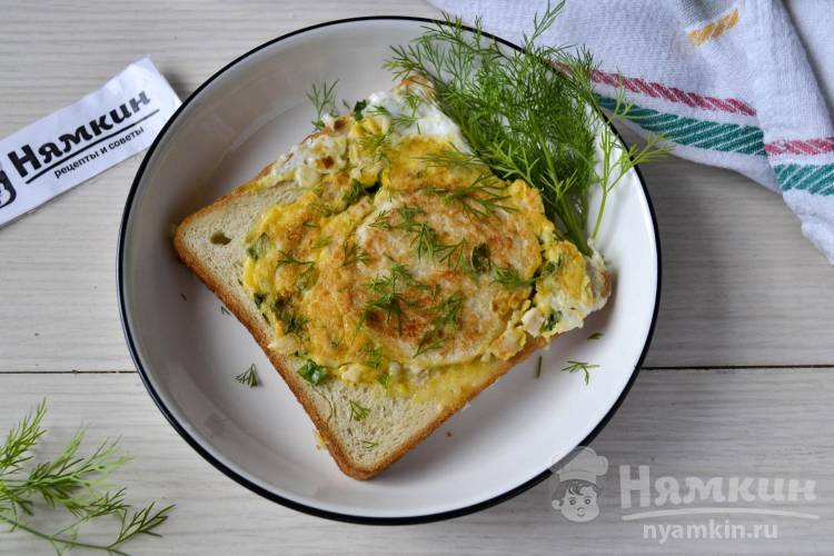 Хрустящий тост с яйцом, сыром и зеленым луком на сковороде - фото шаг 9