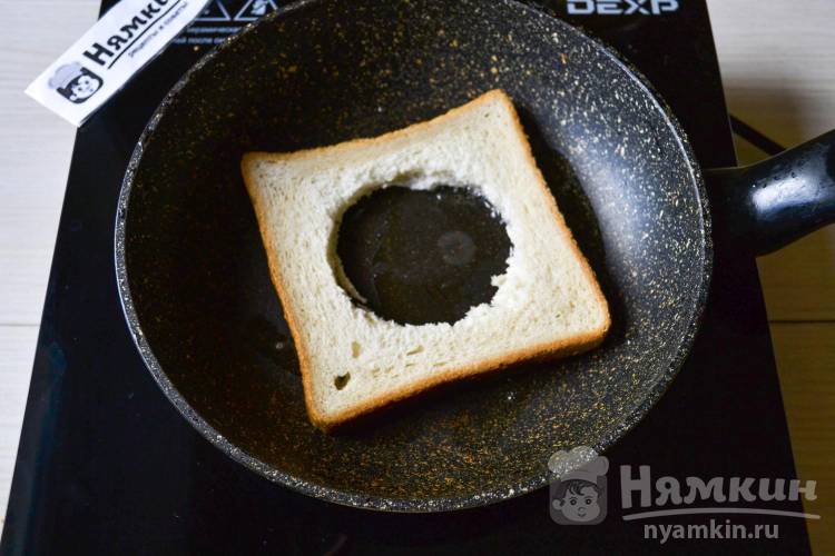 Хрустящий тост с яйцом, сыром и зеленым луком на сковороде - фото шаг 2