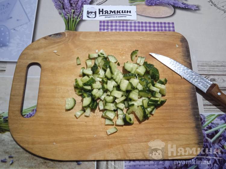 Овощной салат из молодой капусты с редиской и огурцами - фото шаг 2