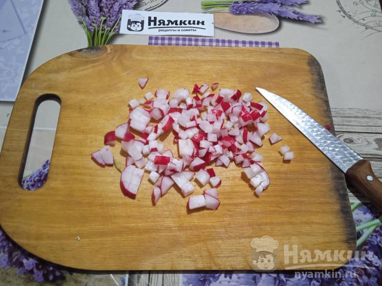 Овощной салат из молодой капусты с редиской и огурцами - фото шаг 3