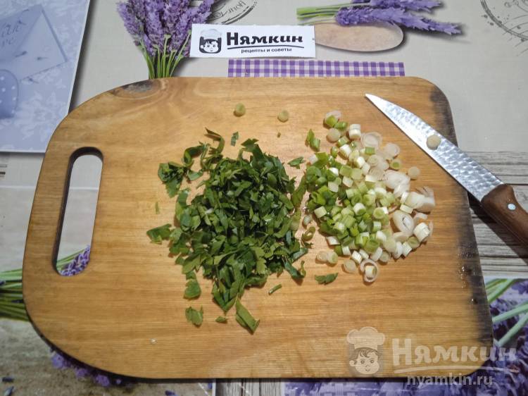 Овощной салат из молодой капусты с редиской и огурцами - фото шаг 4