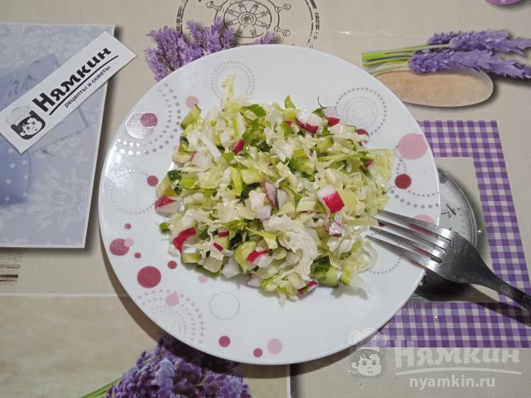 Овощной салат из молодой капусты с редиской и огурцами - фото шаг 6