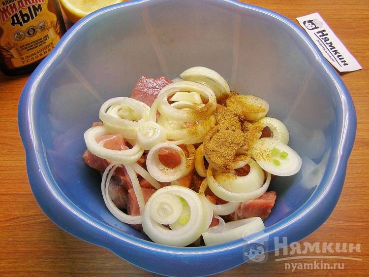 Шашлык из свинины с жидким дымом на шпажках в духовке - фото шаг 3