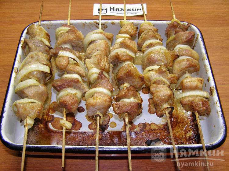 Шашлык из свинины с жидким дымом на шпажках в духовке - фото шаг 5
