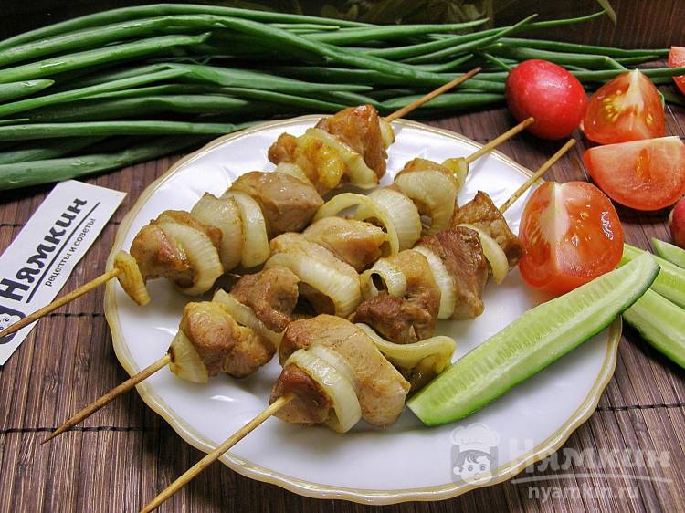 Шашлык из свинины с жидким дымом на шпажках в духовке - фото шаг 6