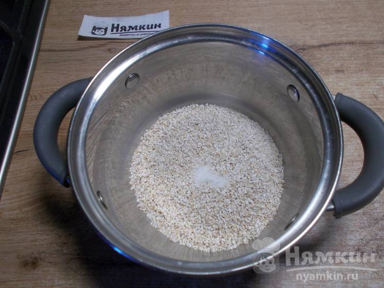 Ячневая каша на молоке и воде со сливочным маслом - фото шаг 1