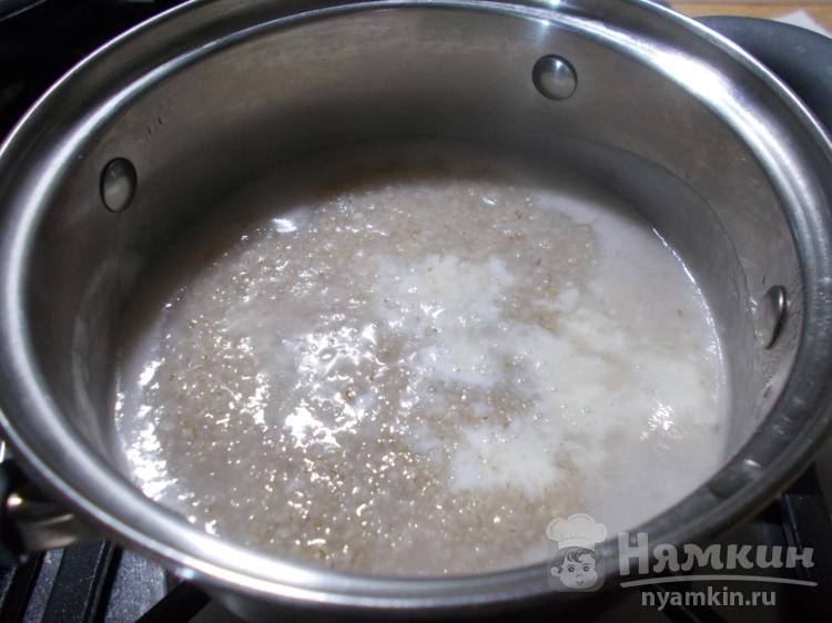 Ячневая каша на молоке и воде со сливочным маслом - фото шаг 4