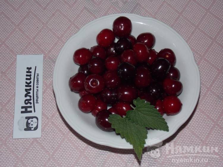 Компот на зиму без стерилизации из вишни с мелиссой и лимонной кислотой - фото шаг 1