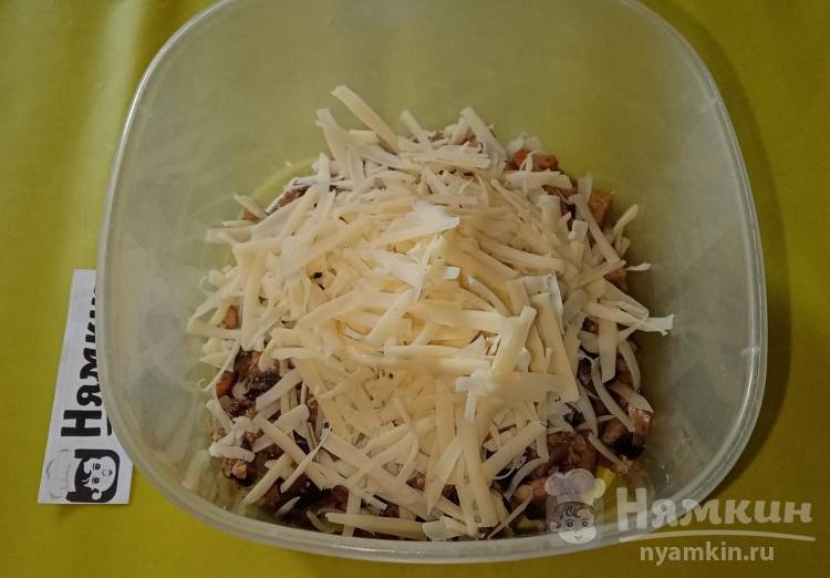 Салат с сухариками, шпротами, сыром и вареными яйцами - фото шаг 3