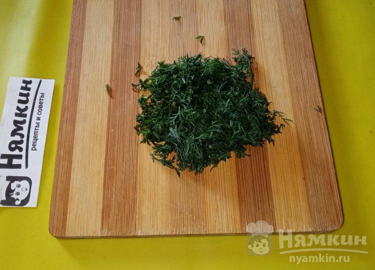 Салат с сухариками, шпротами, сыром и вареными яйцами - фото шаг 5