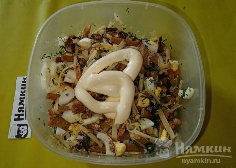 Салат с сухариками, шпротами, сыром и вареными яйцами - фото шаг 7