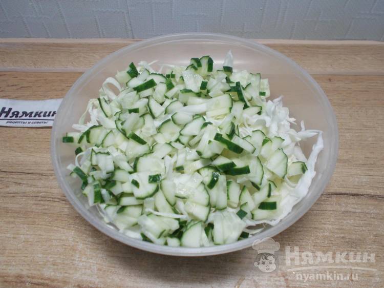 Хрустящий салат из капусты, свежих огурцов и зелени - фото шаг 2