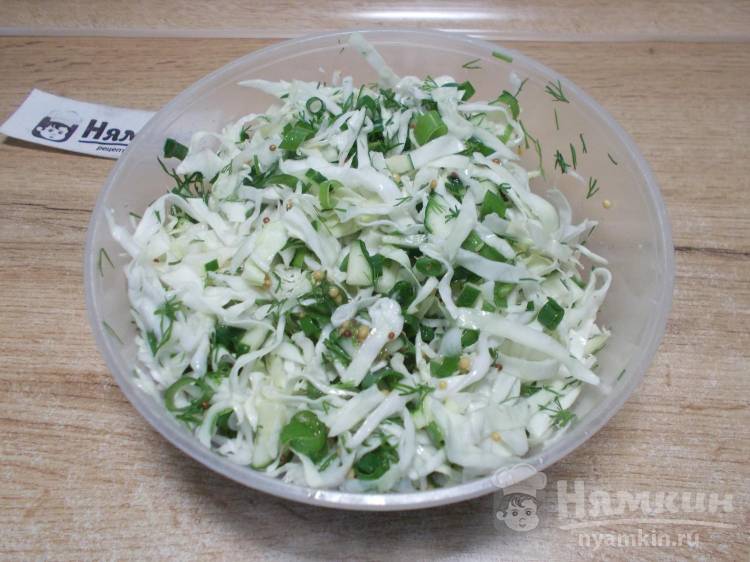 Хрустящий салат из капусты, свежих огурцов и зелени - фото шаг 5