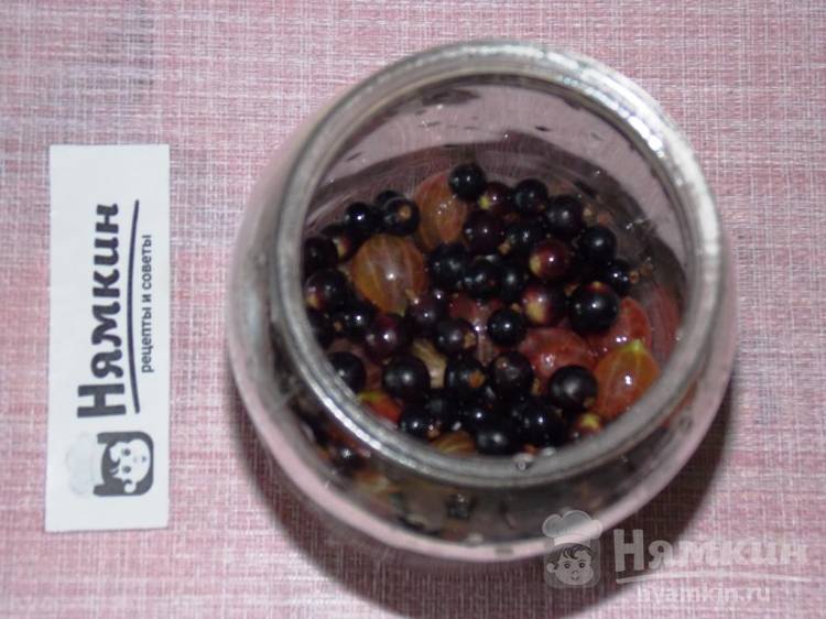 Компот из крыжовника с черной смородиной и лимонной кислотой на зиму - фото шаг 2