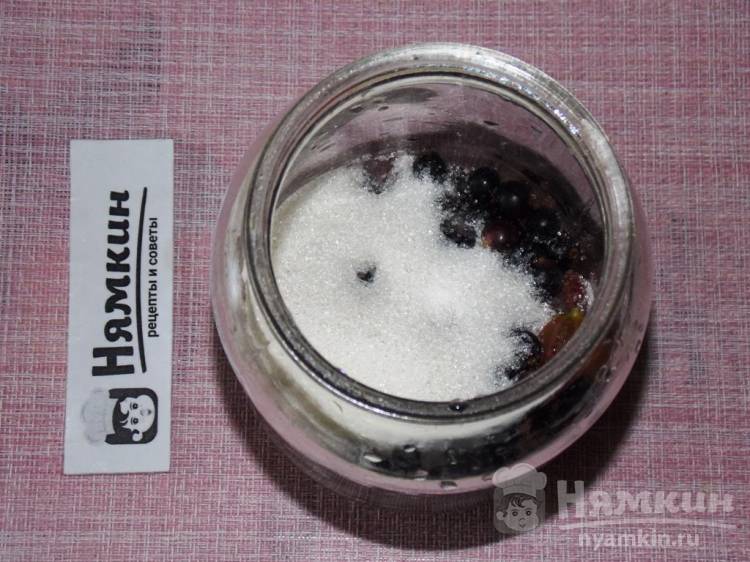 Компот из крыжовника с черной смородиной и лимонной кислотой на зиму - фото шаг 3