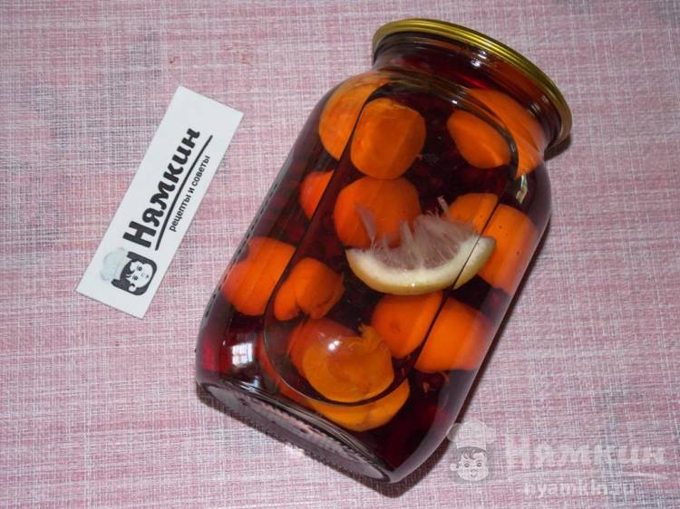 Компот из черной смородины с абрикосами и лимонами на зиму - фото шаг 5