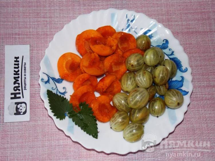 Компот из крыжовника с абрикосами и мелиссой на зиму - фото шаг 1