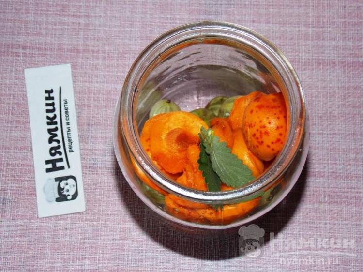 Компот из крыжовника с абрикосами и мелиссой на зиму - фото шаг 2
