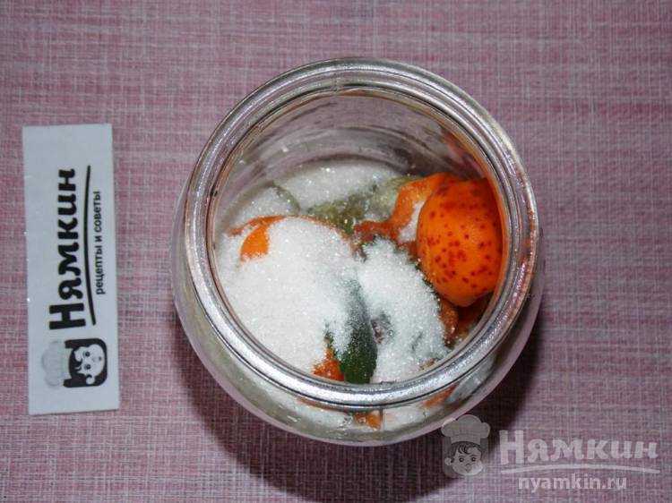 Компот из крыжовника с абрикосами и мелиссой на зиму - фото шаг 3