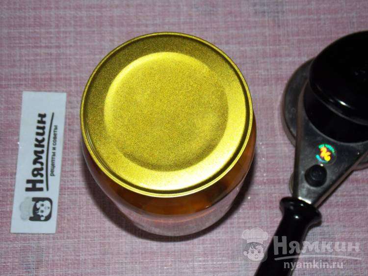 Компот из крыжовника с абрикосами и мелиссой на зиму - фото шаг 4