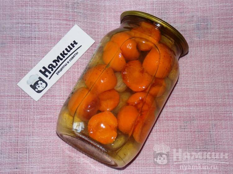 Компот из крыжовника с абрикосами и мелиссой на зиму - фото шаг 5