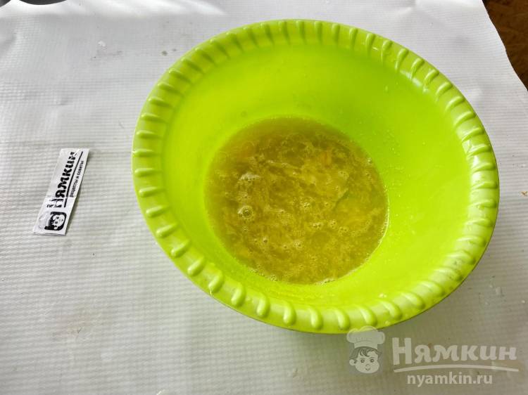 Быстрые тонкие блины на молоке с сахаром - фото шаг 2