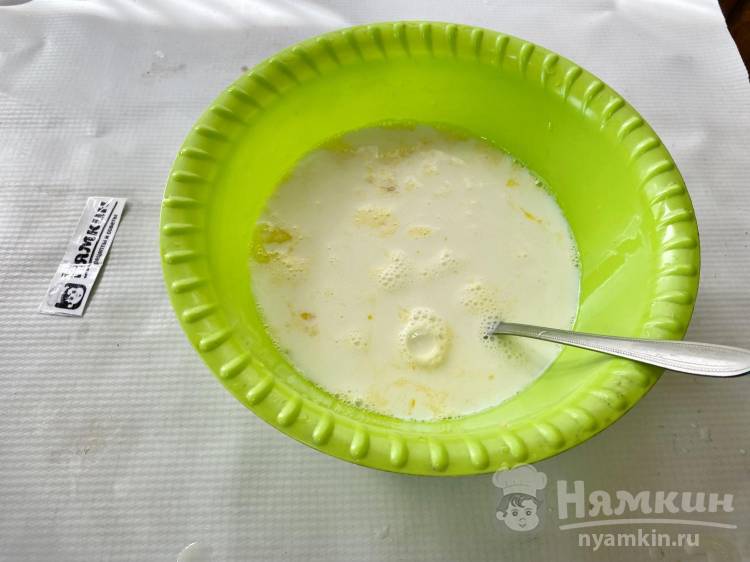 Быстрые тонкие блины на молоке с сахаром - фото шаг 3